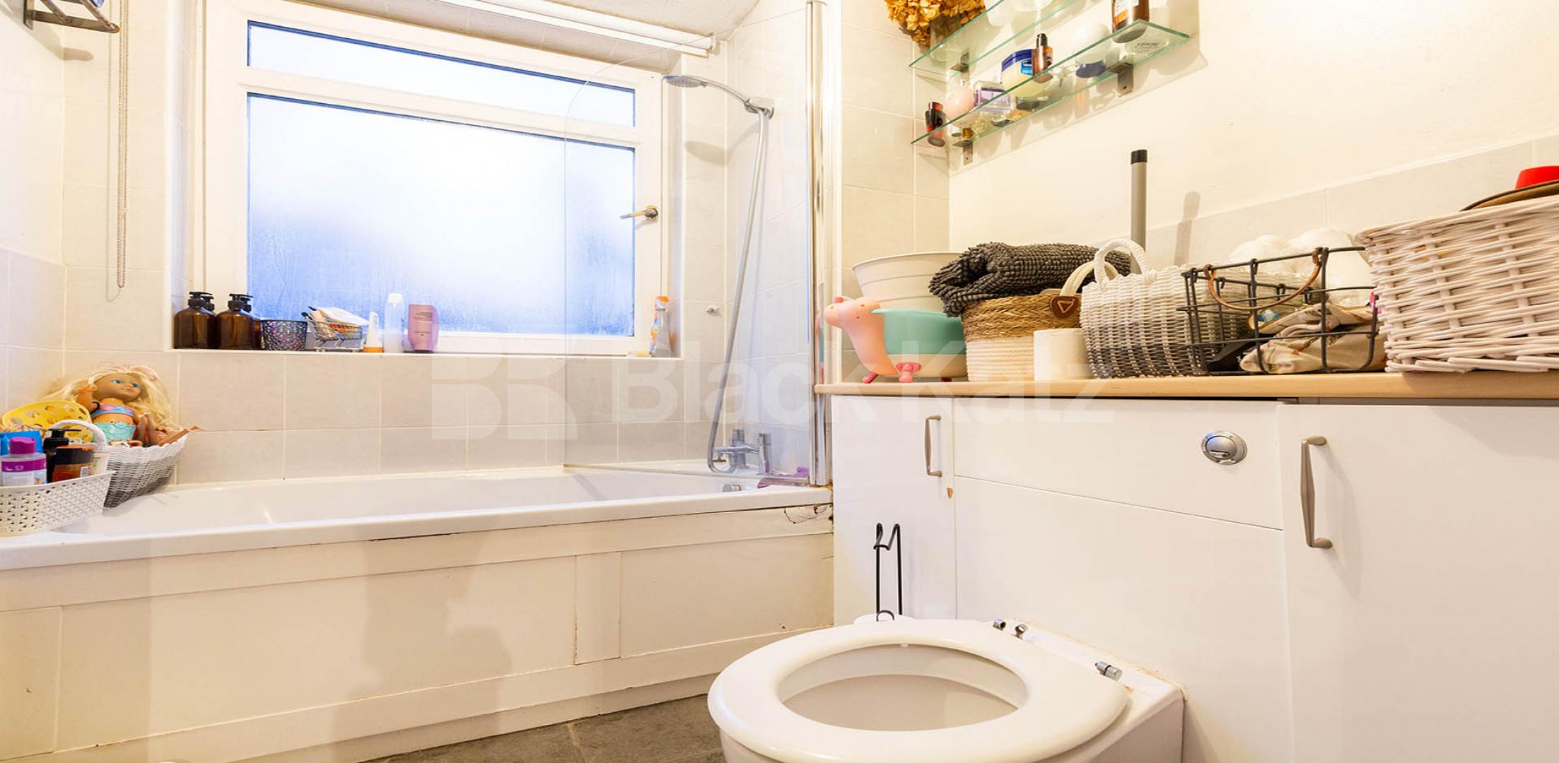 			SPACIOUS 2 BED !, 2 Bedroom, 1 bath, 1 reception Flat			 Hillside, Crouch End Hill, Crouch End